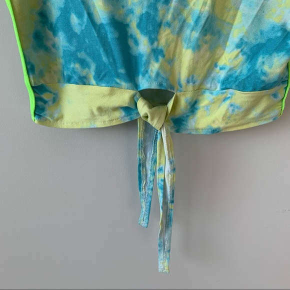 Tie Front Cropped Tank Top - Picture 2 of 5